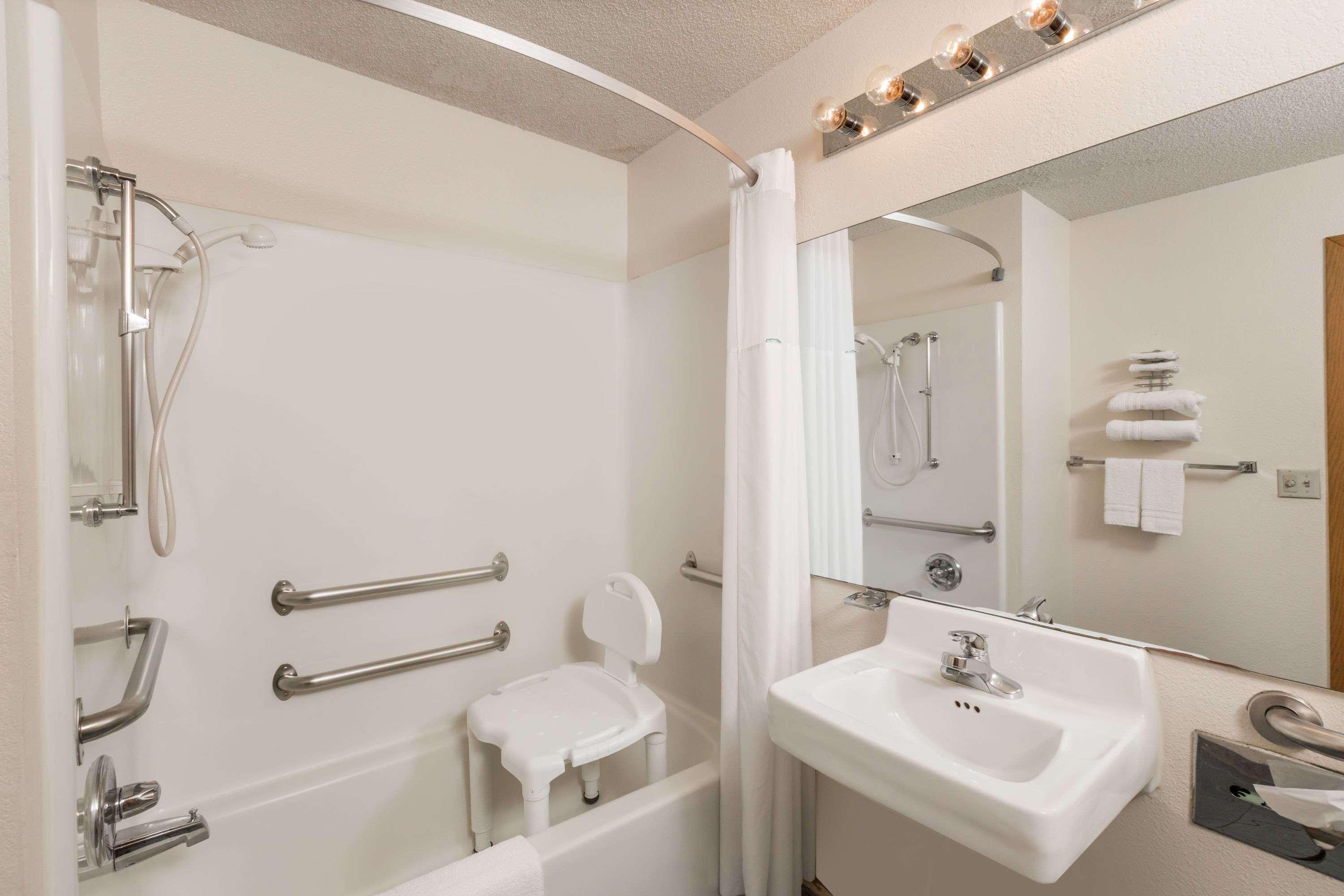 Howard Johnson By Wyndham Wichita Airport Εξωτερικό φωτογραφία