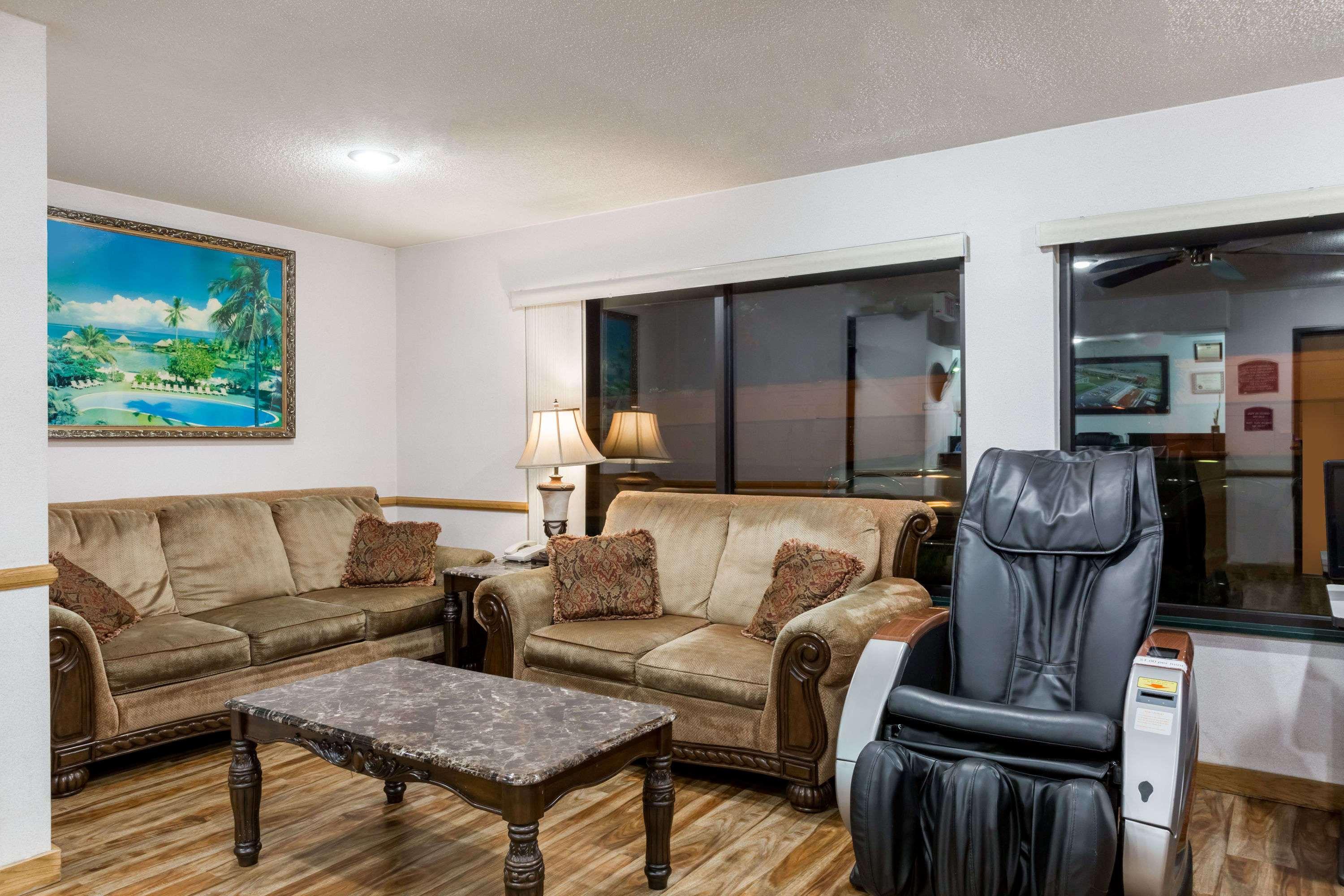 Howard Johnson By Wyndham Wichita Airport Εξωτερικό φωτογραφία