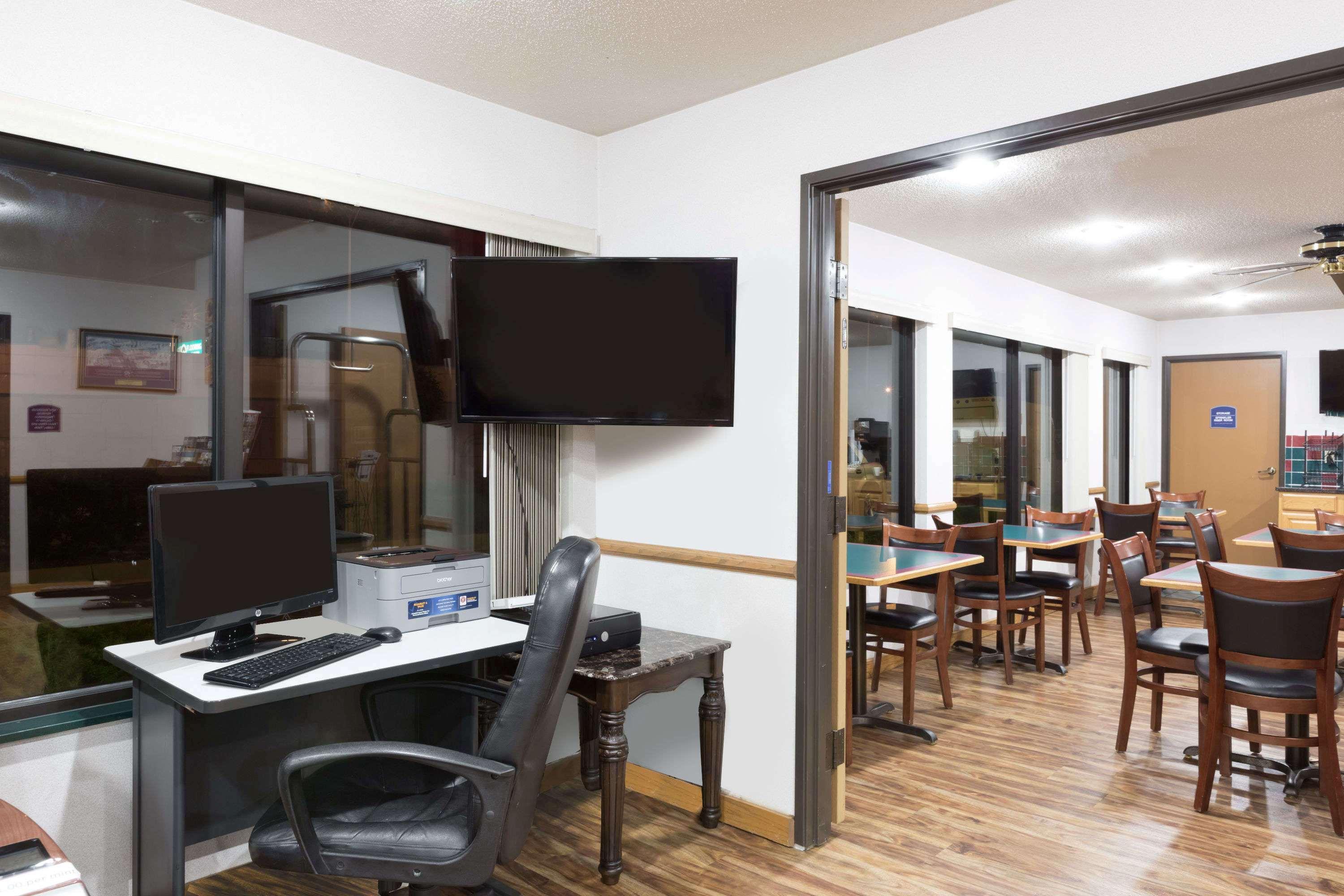 Howard Johnson By Wyndham Wichita Airport Εξωτερικό φωτογραφία