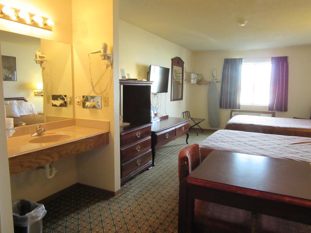 Howard Johnson By Wyndham Wichita Airport Εξωτερικό φωτογραφία