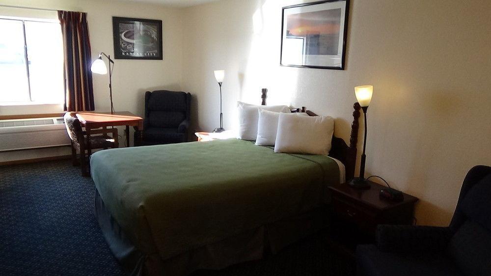 Howard Johnson By Wyndham Wichita Airport Εξωτερικό φωτογραφία