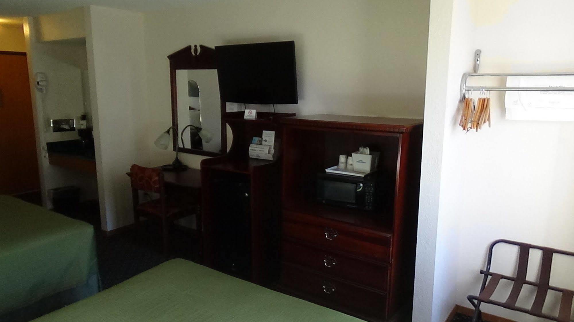 Howard Johnson By Wyndham Wichita Airport Εξωτερικό φωτογραφία